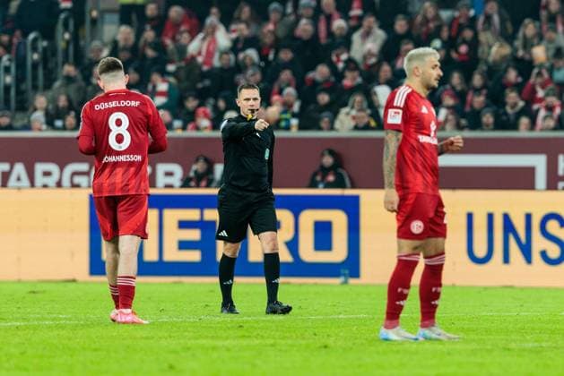 2. Fussball Bundesliga: Fortuna Düsseldorf 1895 - SV Darmstadt 98; 17.01.2025 Schiedsrichter Robert Kampka zeigt auf den Punkt 2. Fussball Bundesliga: Fortuna Düsseldorf 1895 - SV Darmstadt 98, Düsseldorf, Merkur Spiel-Arena am 17.01.2025 DFL REGULATIONS PROHIBIT ANY USE OF PHOTOGRAPHS AS IMAGE SEQUENCES AND OR QUASI-VIDEO.