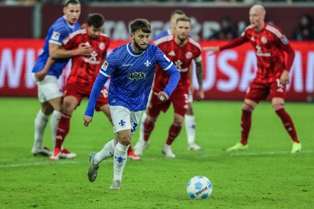 Kilian Corredor (SV Darmstadt, 34) trifft zum 2-1 durch einen ElfmeterSport, Fussball, 2.Bundesliga Saison 2024 2025 18.Spieltag Fortuna Düsseldorf - SV Darmstadt 98 17.01.2025, MERKUR SPIEL-ARENA Düsseldorf MERKUR SPIEL-ARENA Nordrhein-Westfahlen Deutschland