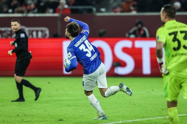 Fussball, 2.Bundesliga Saison 2024 2025 18.Spieltag Fortuna Düsseldorf - SV Darmstadt 98 17.01.2025, MERKUR SPIEL-ARENA Torjubel SV Darmstadt nach dem Anschlusstreffer zum 1-2 durch einen Elfmeter, Torschütze Kilian Corredor (SV Darmstadt, 34) Düsseldorf MERKUR SPIEL-ARENA Nordrhein-Westfahlen Deutschland