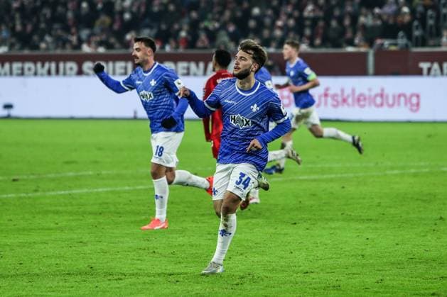 Fussball, 2.Bundesliga Saison 2024 2025 18.Spieltag Fortuna Düsseldorf - SV Darmstadt 98 17.01.2025, MERKUR SPIEL-ARENA Torjubel SV Darmstadt nach dem Tor zum 2-2 durch Kilian Corredor (SV Darmstadt, 34), der Torschütze freut sich mit seinen Mitspielern Düsseldorf MERKUR SPIEL-ARENA Nordrhein-Westfahlen Deutschland