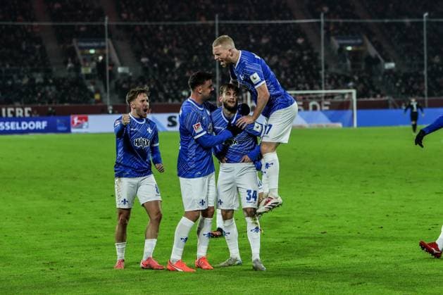 Fussball, 2.Bundesliga Saison 2024 2025 18.Spieltag Fortuna Düsseldorf - SV Darmstadt 98 17.01.2025, MERKUR SPIEL-ARENA Torjubel SV Darmstadt nach dem Tor zum 2-2 durch Kilian Corredor (SV Darmstadt, 34), der Torschütze freut sich mit seinen Mitspielern Düsseldorf MERKUR SPIEL-ARENA Nordrhein-Westfahlen Deutschland