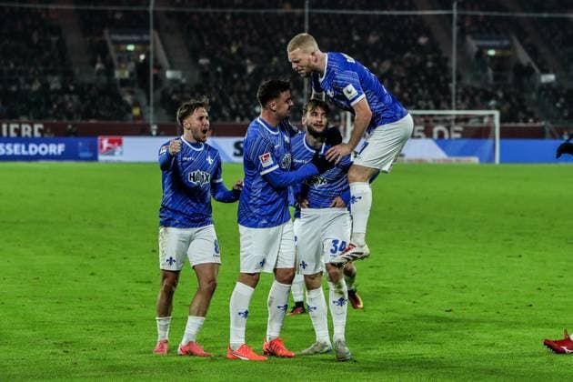 Fussball, 2.Bundesliga Saison 2024 2025 18.Spieltag Fortuna Düsseldorf - SV Darmstadt 98 17.01.2025, MERKUR SPIEL-ARENA Torjubel SV Darmstadt nach dem Tor zum 2-2 durch Kilian Corredor (SV Darmstadt, 34), der Torschütze freut sich mit seinen Mitspielern Düsseldorf MERKUR SPIEL-ARENA Nordrhein-Westfahlen Deutschland