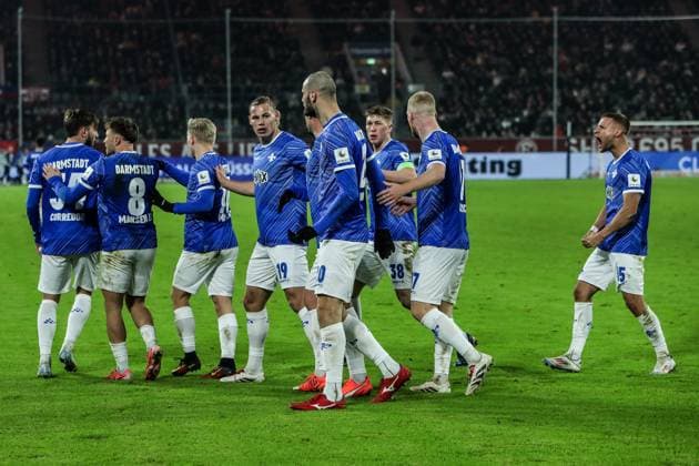 Fussball, 2.Bundesliga Saison 2024 2025 18.Spieltag Fortuna Düsseldorf - SV Darmstadt 98 17.01.2025, MERKUR SPIEL-ARENA Torjubel SV Darmstadt nach dem Tor zum 2-2 durch Kilian Corredor (SV Darmstadt, 34), der Torschütze freut sich mit seinen Mitspielern Düsseldorf MERKUR SPIEL-ARENA Nordrhein-Westfahlen Deutschland