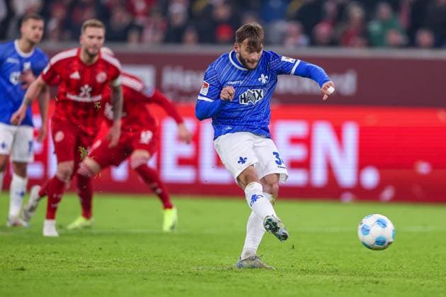 17.01.2025, Fußball, Fortuna Düsseldorf - SV Darmstadt 98, 2.. Fußball Bundesliga, 18. Spieltag, Merkur Spiel-Arena, Saison 2024 2025: Killian Corredor (SV Darmstadt 34) verwandelt den Elfmeter zum 1:2 Treffer. Torschuss Tor Torschütze Schuss DFB regulations prohibit any use of photographs as image sequences and or quasi-video. Nordrhein-Westfalen Deutschland