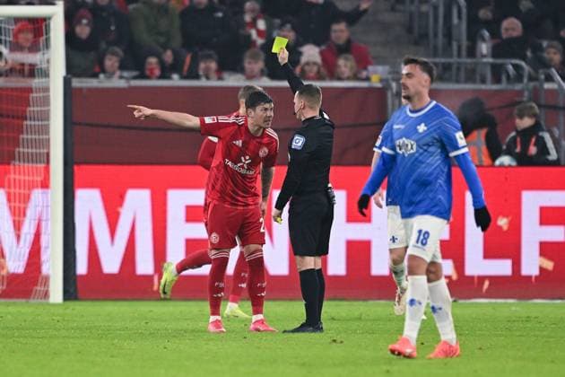 17.01.2025, Fussball, 2. Bundesliga, 18. Spieltag Saison 2024 2025, Fortuna Düsseldorf - SV Darmstadt, Gelbe Karte für Dawid Kownacki (Fortuna Düsseldorf) xRHR-FOTO TKx
