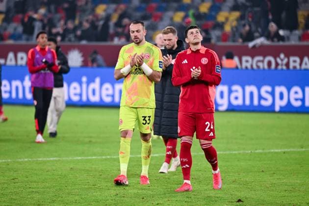17.01.2025, Fussball, 2. Bundesliga, 18. Spieltag Saison 2024 2025, Fortuna Düsseldorf - SV Darmstadt, Torwart Florian Kastenmeier (Fortuna Düsseldorf), Dawid Kownacki (Fortuna Düsseldorf) xRHR-FOTO TKx