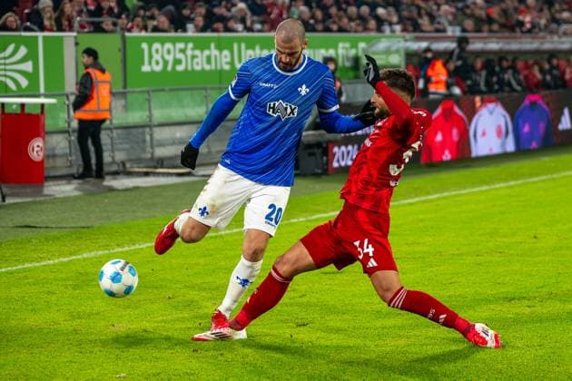 17.01.2025, Fussball: 2. Bundesliga, Saison 2024 2025, 18. Spieltag, Fortuna Duesseldorf vs. SV Darmstadt 98 in der Merkur-Spiel-Arena in Duesseldorf. Zweikampf zwischen Aleksandar Vukotic (SV Darmstadt 98, 20) und Nicolas Gavory (Fortuna Duesseldorf, 34). Wichtiger Hinweis: Gemaess den Vorgaben der DFL Deutsche Fussball Liga bzw. des DFB Deutscher Fussball-Bund ist es untersagt, in dem Stadion und oder vom Spiel angefertigte Fotoaufnahmen in Form von Sequenzbildern und oder videoaehnlichen Fotostrecken zu verwerten bzw. verwerten zu lassen. Foto: Kirchner-Media TH