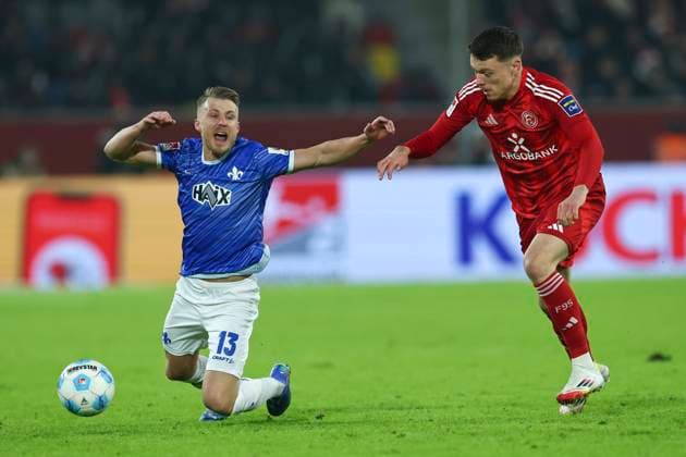GER, 2. FBL. Fortuna Duesseldorf vs. SV Darmstadt 98 17.01.2025, Merkur Spiel-Arena, Duesseldorf, GER, 2. FBL. Fortuna Duesseldorf vs. SV Darmstadt 98, im Bild: Marco Thiede (Darmstadt 98 13), faellt, obwohl DÅ¾enan PejÄinoviÄ‡ (Fortuna Duesseldorf 7), ihn gar nicht gefoult hat.