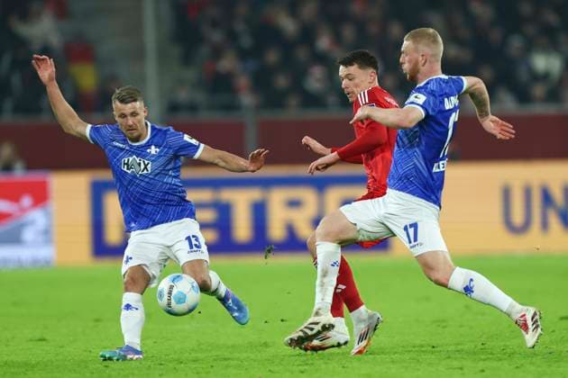 GER, 2. FBL. Fortuna Duesseldorf vs. SV Darmstadt 98 17.01.2025, Merkur Spiel-Arena, Duesseldorf, GER, 2. FBL. Fortuna Duesseldorf vs. SV Darmstadt 98, im Bild: Marco Thiede (Darmstadt 98 13), Kai Klefisch (Darmstadt 98 17), im Zweikampf gegen DÅ¾enan PejÄinoviÄ‡ (Fortuna Duesseldorf 7),