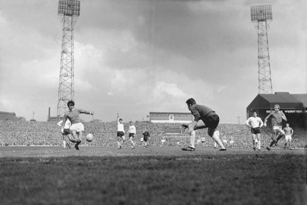 Archivbilder der Woche SPORT KW03 George Best (Utd) takes on Liverpool goalkeeper Tommy Lawrence as Denis Law (right) looks on. Manchester United, ManU v Liverpool. 24 04 1965. Old Trafford Stadium Ground with floodlights Football 