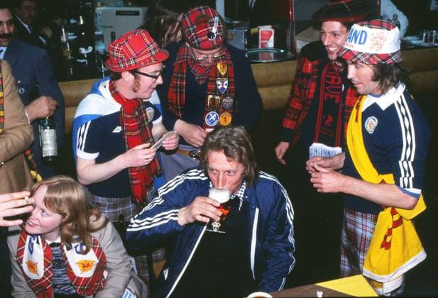 Archivbilder der Woche SPORT KW03 Football - 1978 World Cup Denis Law shares a beer with Scottish fans in a bar during the competition of Argentina. 