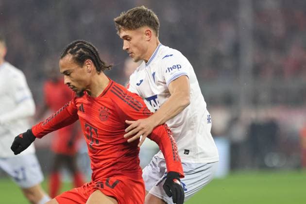 10 Leroy Sane (rot) (FCB) gegen 7 Tom Bischof (Hoffenheim) Aktion, Zweikampf, Fussball 1. BL FC Bayern München - TSG 1899 Hoffenheim 15.01.2025 Allianz Arena FOTO: Mladen Lackovic LakoPress