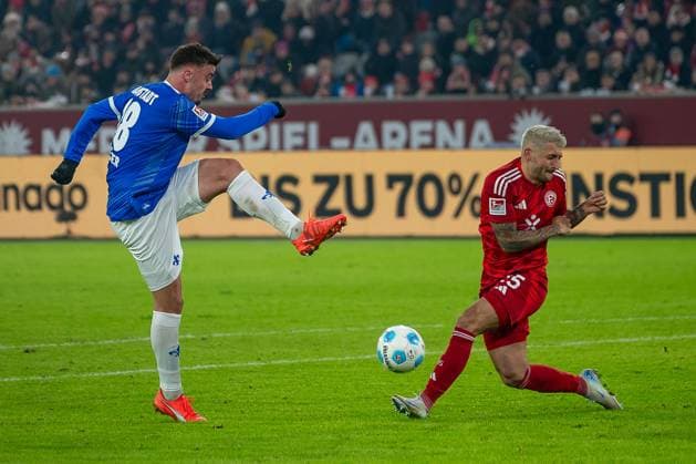 17.01.2025, Fussball: 2. Bundesliga, Saison 2024 2025, 18. Spieltag, Fortuna Duesseldorf vs. SV Darmstadt 98 in der Merkur-Spiel-Arena in Duesseldorf. Matthias Zimmermann (Fortuna Duesseldorf, 25) blockt den Schuss von Philipp Foerster (SV Darmstadt 98, 18). Wichtiger Hinweis: Gemaess den Vorgaben der DFL Deutsche Fussball Liga bzw. des DFB Deutscher Fussball-Bund ist es untersagt, in dem Stadion und oder vom Spiel angefertigte Fotoaufnahmen in Form von Sequenzbildern und oder videoaehnlichen Fotostrecken zu verwerten bzw. verwerten zu lassen. Foto: Kirchner-Media TH