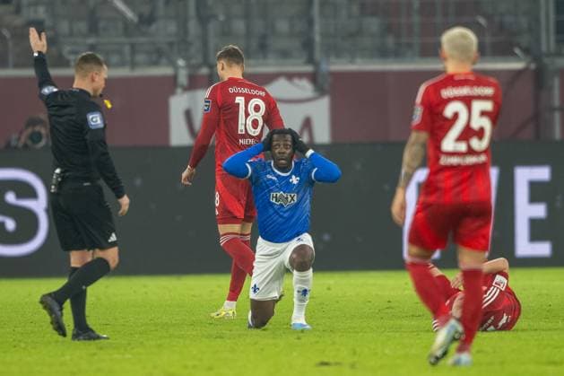 17.01.2025, Fussball: 2. Bundesliga, Saison 2024 2025, 18. Spieltag, Fortuna Duesseldorf vs. SV Darmstadt 98 in der Merkur-Spiel-Arena in Duesseldorf. Merveille Papela (SV Darmstadt 98, 21) kannn die Entscheidung von Schiedsrichter Dr. Robert Kampka nicht verstehen. Wichtiger Hinweis: Gemaess den Vorgaben der DFL Deutsche Fussball Liga bzw. des DFB Deutscher Fussball-Bund ist es untersagt, in dem Stadion und oder vom Spiel angefertigte Fotoaufnahmen in Form von Sequenzbildern und oder videoaehnlichen Fotostrecken zu verwerten bzw. verwerten zu lassen. Foto: Kirchner-Media TH