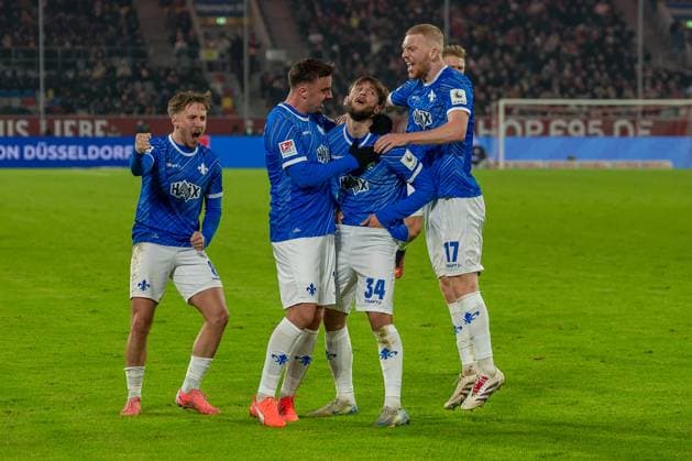 17.01.2025, Fussball: 2. Bundesliga, Saison 2024 2025, 18. Spieltag, Fortuna Duesseldorf vs. SV Darmstadt 98 in der Merkur-Spiel-Arena in Duesseldorf. Die Darmstaedter Spieler bejubeln das Tor zum 2:2. Wichtiger Hinweis: Gemaess den Vorgaben der DFL Deutsche Fussball Liga bzw. des DFB Deutscher Fussball-Bund ist es untersagt, in dem Stadion und oder vom Spiel angefertigte Fotoaufnahmen in Form von Sequenzbildern und oder videoaehnlichen Fotostrecken zu verwerten bzw. verwerten zu lassen. Foto: Kirchner-Media TH
