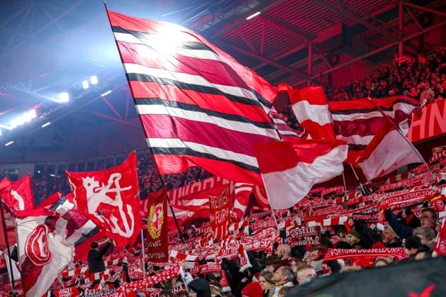 17.01.2025, Fußball, Fortuna Düsseldorf - SV Darmstadt 98, 2.. Fußball Bundesliga, 18. Spieltag, Merkur Spiel-Arena, Saison 2024 2025: Feature Symbolbild Fankurve Fans Zuschauer Besucher Schalparade Fanschal Fanschals Tribüne Symbol Impression Symbolbild Fahnen DFB regulations prohibit any use of photographs as image sequences and or quasi-video. Nordrhein-Westfalen Deutschland