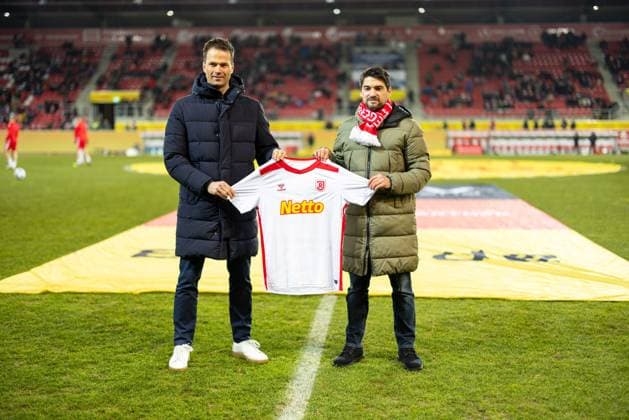 17.01.2025, Fussball, GER, Saison, 2.Liga, Saision 2024 2025, 18. Spieltag, SSV Jahn Regensburg - Hannover 96 Philipp Hausner (kaufmännischer Geschäftsführer) und Oliver Hein (Vorstandsvorsitzender) präsentieren die Verlängerung des Hauptsponsors Netto vor dem Spiel DFL REGULATIONS PROHIBIT ANY USE OF PHOTOGRAPHS AS IMAGE SEQUENCES AND OR QUASI-VIDEO.