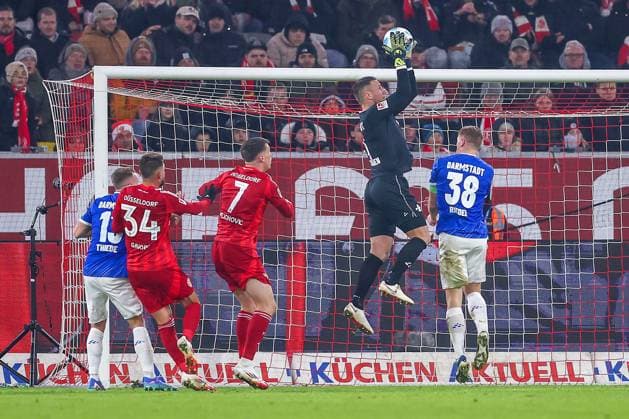 17.01.2025, Fußball, Fortuna Düsseldorf - SV Darmstadt 98, 2.. Fußball Bundesliga, 18. Spieltag, Merkur Spiel-Arena, Saison 2024 2025: Torwart Marcel Schuhen (SV Darmstadt 1) verteidigt gegen Dzenan Pejcinovic (Fortuna Düsseldorf 7) DFB regulations prohibit any use of photographs as image sequences and or quasi-video. Nordrhein-Westfalen Deutschland