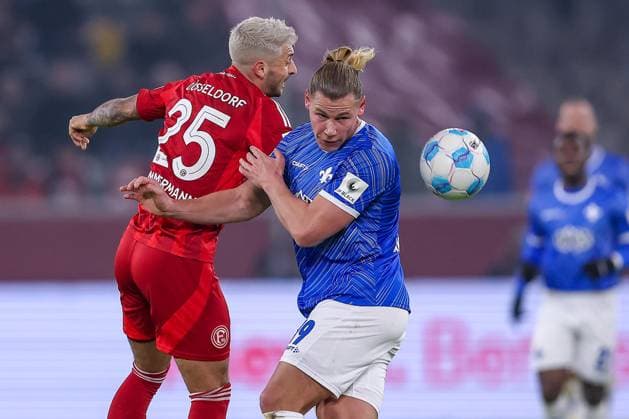 17.01.2025, Fußball, Fortuna Düsseldorf - SV Darmstadt 98, 2.. Fußball Bundesliga, 18. Spieltag, Merkur Spiel-Arena, Saison 2024 2025: Matthias Zimmermann (Fortuna Düsseldorf 25) im Zweikampf gegen Fynn Lakenmacher (SV Darmstadt 19) DFB regulations prohibit any use of photographs as image sequences and or quasi-video. Nordrhein-Westfalen Deutschland