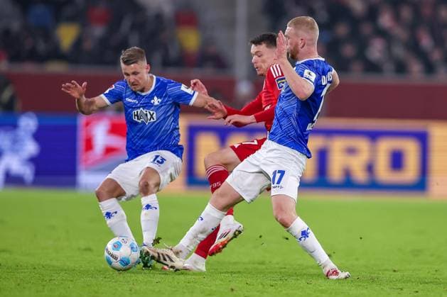 17.01.2025, Fußball, Fortuna Düsseldorf - SV Darmstadt 98, 2.. Fußball Bundesliga, 18. Spieltag, Merkur Spiel-Arena, Saison 2024 2025: Kai Klefisch (SV Darmstadt 17) verteidigt DFB regulations prohibit any use of photographs as image sequences and or quasi-video. Nordrhein-Westfalen Deutschland