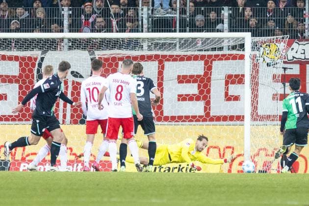 17.01.2025, Fussball, GER, Saison, 2.Liga, Saision 2024 2025, 18. Spieltag, SSV Jahn Regensburg - Hannover 96 Felix Gebhardt (SSV Jahn Regensburg ) pariert den Schuss von Boris Tomiak DFL REGULATIONS PROHIBIT ANY USE OF PHOTOGRAPHS AS IMAGE SEQUENCES AND OR QUASI-VIDEO.