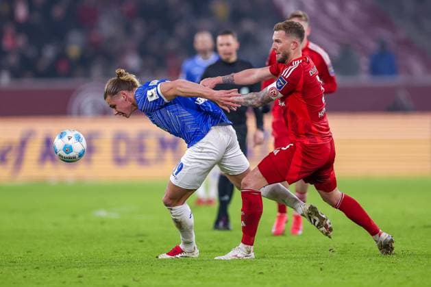 17.01.2025, Fußball, Fortuna Düsseldorf - SV Darmstadt 98, 2.. Fußball Bundesliga, 18. Spieltag, Merkur Spiel-Arena, Saison 2024 2025: Fynn Lakenmacher (SV Darmstadt 19) im Zweikampf gegen Andre Hoffmann (Fortuna Düsseldorf 3) DFB regulations prohibit any use of photographs as image sequences and or quasi-video. Nordrhein-Westfalen Deutschland