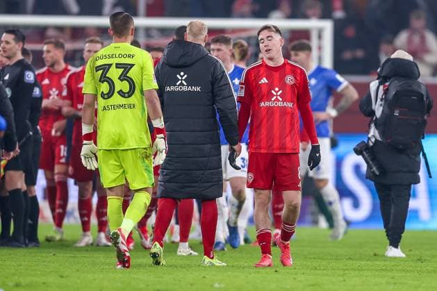 17.01.2025, Fußball, Fortuna Düsseldorf - SV Darmstadt 98, 2.. Fußball Bundesliga, 18. Spieltag, Merkur Spiel-Arena, Saison 2024 2025: Enttäuschte Gesichter nach dem 2:2 Endstand. Isak Johannesson (Fortuna Düsseldorf 8) steht enttäuscht auf dem Spielfeld DFB regulations prohibit any use of photographs as image sequences and or quasi-video. Nordrhein-Westfalen Deutschland