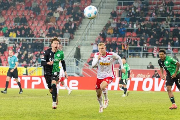 17.01.2025, Fussball, GER, Saison, 2.Liga, Saision 2024 2025, 18. Spieltag, SSV Jahn Regensburg - Hannover 96 Jannik Rochelt gegen Louis Breunig (SSV Jahn Regensburg) DFL REGULATIONS PROHIBIT ANY USE OF PHOTOGRAPHS AS IMAGE SEQUENCES AND OR QUASI-VIDEO.