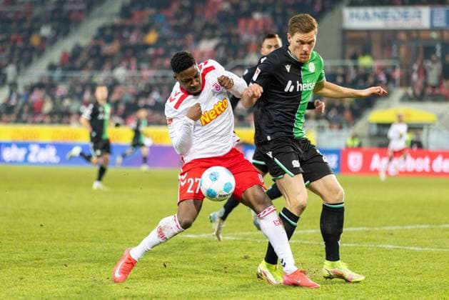 17.01.2025, Fussball, GER, Saison, 2.Liga, Saision 2024 2025, 18. Spieltag, SSV Jahn Regensburg - Hannover 96 Frederic Ananou (SSV Jahn) gegen Michael Halstenberg DFL REGULATIONS PROHIBIT ANY USE OF PHOTOGRAPHS AS IMAGE SEQUENCES AND OR QUASI-VIDEO.