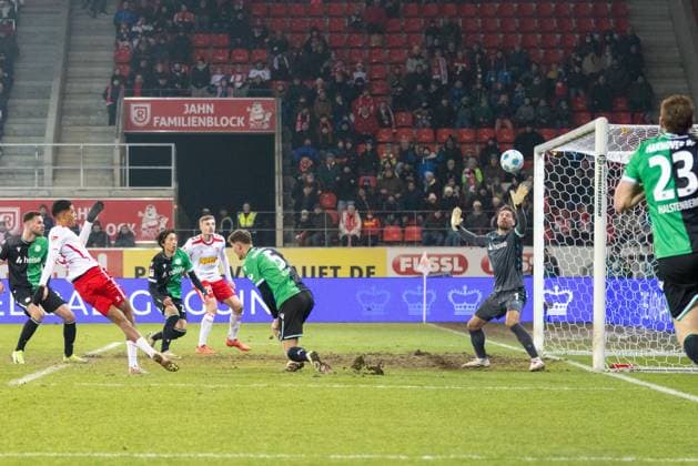 17.01.2025, Fussball, GER, Saison, 2.Liga, Saision 2024 2025, 18. Spieltag, SSV Jahn Regensburg - Hannover 96 Noah Ganaus (SSV Jahn) scheitert am Pfosten DFL REGULATIONS PROHIBIT ANY USE OF PHOTOGRAPHS AS IMAGE SEQUENCES AND OR QUASI-VIDEO.