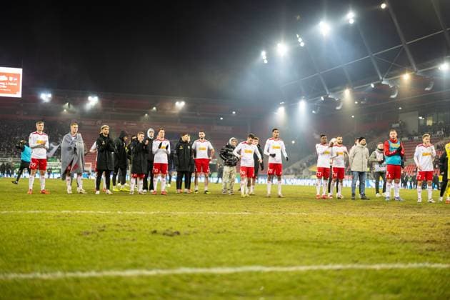 17.01.2025, Fussball, GER, Saison, 2.Liga, Saision 2024 2025, 18. Spieltag, SSV Jahn Regensburg - Hannover 96 Die Jahn Spieler bedanken sich nach dem Spiel für die Unterstützung bei den Fans DFL REGULATIONS PROHIBIT ANY USE OF PHOTOGRAPHS AS IMAGE SEQUENCES AND OR QUASI-VIDEO.