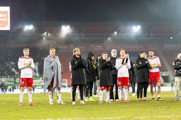 17.01.2025, Fussball, GER, Saison, 2.Liga, Saision 2024 2025, 18. Spieltag, SSV Jahn Regensburg - Hannover 96 Die Jahn Spieler bedanken sich nach dem Spiel für die Unterstützung bei den Fans DFL REGULATIONS PROHIBIT ANY USE OF PHOTOGRAPHS AS IMAGE SEQUENCES AND OR QUASI-VIDEO.