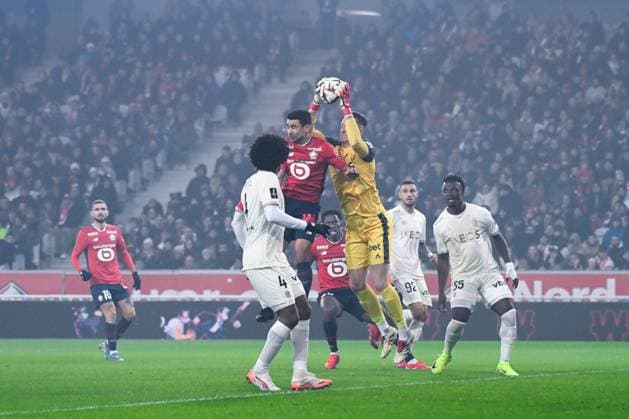 Fußball, OSC Lille - OGC Nizza FOOTBALL : Lille vs Nice - Ligue 1 - 17 01 20225 Benjamin Andre ( 21 - Lille ) and Marcin BULKA ( 1 - Nice ) during the Ligue 1 match between Lille OSC and OGC Nice at Stade Pierre Mauroy on January 17 , 2025 in Lille, France. ( Photo by Dante Badano PsnewZ ) - LilleFrance  Copyright: xDantexBadanox