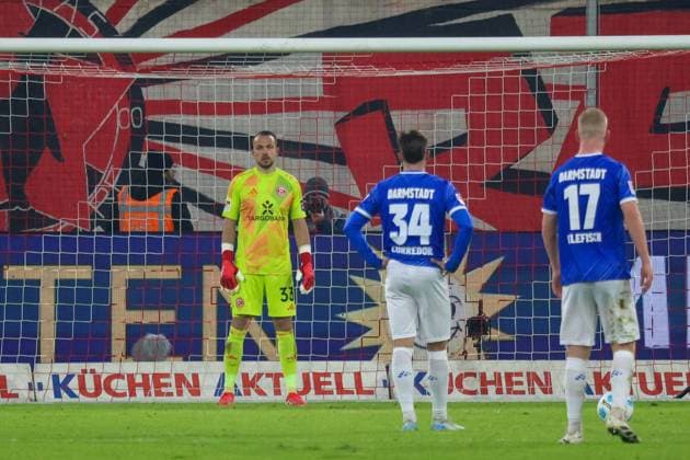 17.01.2025, xfanx, Fussball 2.Bundesliga, Fortuna Duesseldorf - SV Darmstadt 98 emspor, v.l. Torhüterin Florian Kastenmeier (Fortuna Düsseldorf) und Killian Julian Corredor (SV Darmstadt 98) beim Elfmeter für den SV Darmstadt 98 (DFL DFB REGULATIONS PROHIBIT ANY USE OF PHOTOGRAPHS as IMAGE SEQUENCES and or QUASI-VIDEO) Duesseldorf