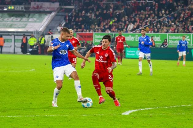 17.01.2025, xfanx, Fussball 2.Bundesliga, Fortuna Duesseldorf - SV Darmstadt 98 emspor, v.l. im Zweikampf Fabian Nürnberger Nuernberger (SV Darmstadt 98) und Dawid Kownacki (Fortuna Düsseldorf) (DFL DFB REGULATIONS PROHIBIT ANY USE OF PHOTOGRAPHS as IMAGE SEQUENCES and or QUASI-VIDEO) Duesseldorf