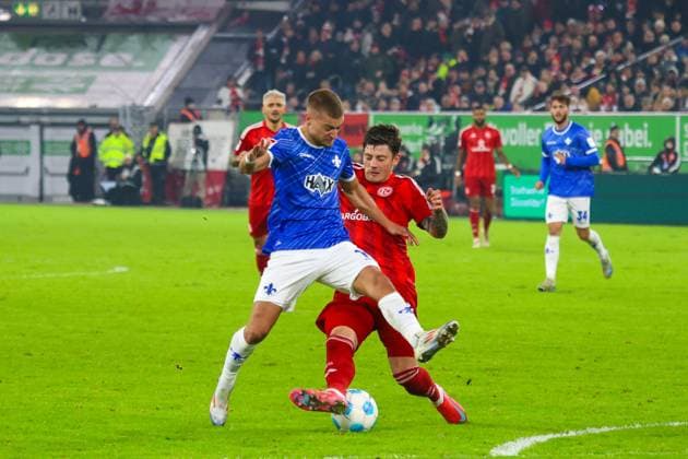 17.01.2025, xfanx, Fussball 2.Bundesliga, Fortuna Duesseldorf - SV Darmstadt 98 emspor, v.l. im Zweikampf Fabian Nürnberger Nuernberger (SV Darmstadt 98) und Dawid Kownacki (Fortuna Düsseldorf) (DFL DFB REGULATIONS PROHIBIT ANY USE OF PHOTOGRAPHS as IMAGE SEQUENCES and or QUASI-VIDEO) Duesseldorf