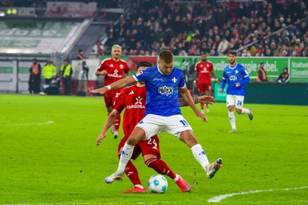 17.01.2025, xfanx, Fussball 2.Bundesliga, Fortuna Duesseldorf - SV Darmstadt 98 emspor, v.l. im Zweikampf Fabian Nürnberger Nuernberger (SV Darmstadt 98) und Dawid Kownacki (Fortuna Düsseldorf) (DFL DFB REGULATIONS PROHIBIT ANY USE OF PHOTOGRAPHS as IMAGE SEQUENCES and or QUASI-VIDEO) Duesseldorf