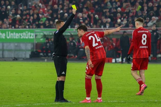 17.01.2025, xfanx, Fussball 2.Bundesliga, Fortuna Duesseldorf - SV Darmstadt 98 emspor, v.l. der Zweite Dawid Kownacki (Fortuna Düsseldorf) beschwert sich bei Schiedsrichter Dr. Robert Kampka (Deutschland) wegen der gelben Karte (DFL DFB REGULATIONS PROHIBIT ANY USE OF PHOTOGRAPHS as IMAGE SEQUENCES and or QUASI-VIDEO) Duesseldorf