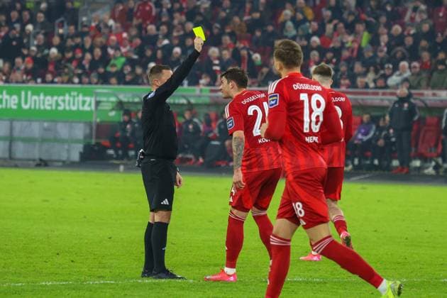 17.01.2025, xfanx, Fussball 2.Bundesliga, Fortuna Duesseldorf - SV Darmstadt 98 emspor, v.l. der Zweite Dawid Kownacki (Fortuna Düsseldorf) beschwert sich bei Schiedsrichter Dr. Robert Kampka (Deutschland) wegen der gelben Karte (DFL DFB REGULATIONS PROHIBIT ANY USE OF PHOTOGRAPHS as IMAGE SEQUENCES and or QUASI-VIDEO) Duesseldorf