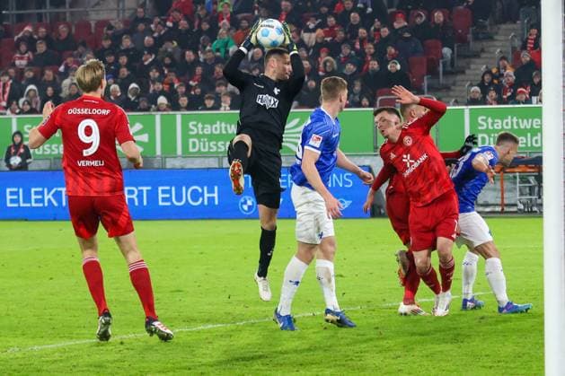 17.01.2025, xfanx, Fussball 2.Bundesliga, Fortuna Duesseldorf - SV Darmstadt 98 emspor, v.l. der Zweite Torhüter Marcel Schuhen (SV Darmstadt 98) hält den Ball im Strafraum und verhindert ein Tor für Fortuna Düsseldorf. (DFL DFB REGULATIONS PROHIBIT ANY USE OF PHOTOGRAPHS as IMAGE SEQUENCES and or QUASI-VIDEO) Duesseldorf