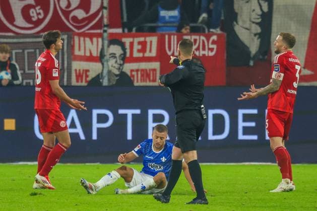 17.01.2025, xfanx, Fussball 2.Bundesliga, Fortuna Duesseldorf - SV Darmstadt 98 emspor, v.l. Tim Oberdorf (Fortuna Düsseldorf) sieht gelb nach einem Foul an Fabian Nürnberger Nuernberger (SV Darmstadt 98) (DFL DFB REGULATIONS PROHIBIT ANY USE OF PHOTOGRAPHS as IMAGE SEQUENCES and or QUASI-VIDEO) Duesseldorf