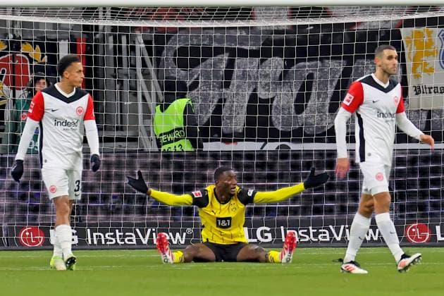 Bilder des Jahres 2025, Sport 01 Januar Sport Themen der Woche KW03 Sport Bilder des Tages Frankfurt, Deutschland 17. Januar 2025: 1. BL - 2024 2025 - Eintracht Frankfurt vs. Borussia Dortmund Im Bild: Serhou Guirassy (Dortmund) fordert einen Elfmeter. DFL regulations prohibit any use of photographs as image sequences and or quasi-video Deutsche Bank Park Hessen *** Frankfurt, Germany 17 January 2025 1 BL 2024 2025 Eintracht Frankfurt vs Borussia Dortmund In the picture Serhou Guirassy Dortmund claims a penalty DFL regulations prohibit any use of photographs as image sequences and or quasi video Deutsche Bank Park Hessen Copyright: xFotostandx xRacochax