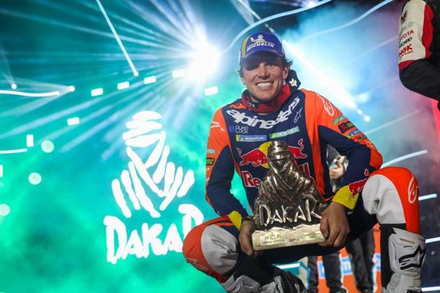 Sport Themen der Woche KW03 Sport Bilder des Tages DAKAR 2025 - CEREMONY AND FINISH PODIUM SANDERS Daniel (aus), KTM, Red Bull KTM Factory Racing, FIM W2RC, RallyGP, portrait during the Ceremony and Finish Podium of the Dakar 2025 on January 17, 2025 in Subaytah, Saudi Arabia - SubaytahSaudi Arabia  Copyright: xFLORENTxGOODENx