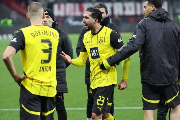 Sport Themen der Woche KW03 Uneinigkeit zwischen Kapitän Emre Can (Borussia Dortmund , 23) und Waldemar Anton (Borussia Dortmund , 23) und Nico Schlotterbeck (Borussia Dortmund , 4) vor dem Fanblock, Eintracht Frankfurt - Borussia Dortmund , Fussball Bundesliga, 1. Bundesliga, Saison 2024 2025, 18. Spieltag, 17.01.2025, - *** Disagreement between captain Emre Can Borussia Dortmund , 23 and Waldemar Anton Borussia Dortmund , 23 and Nico Schlotterbeck Borussia Dortmund , 4 in front of the fan block, Eintracht Frankfurt Borussia Dortmund , Football Bundesliga, 1 Bundesliga, Season 2024 2025, Matchday 18, 17 01 2025,