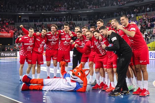 Sport Bilder des Tages IHF Men Handball World Championship, WM, Weltmeisterschaft Croatia v Argentina ZAGREB, CROATIA - JANUARY 17: Croatian players pose for photographers after the victory over Argentina on the 2025 IHF Men s Handball World Championship Group H Round 2 match between Croatia and Argentina at Arena Zagreb on January 17, 2025 in Zagreb, Croatia.  LukaxStanzl PIXSELL