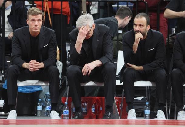Sport Themen der Woche KW03 Sport Bilder des Tages Enttaeuscht . . . FCBB - Trainer Gordon HERBERT und Betreuer. Basketball, Bayern - Bologna. Euroleague, FC Bayern Basketball - Virtus Segafredo Bologna, Runde 22, Saison 2024-2025, am 17.01.2025 in Muenchen, S A P G A R D E N, Deutschland. Quelle Copyright Credit : Oryk HAIST *** Disappointed FCBB coach Gordon HERBERT and coaches basketball, Bayern Bologna Euroleague, FC Bayern Basketball Virtus Segafredo Bologna, round 22, season 2024 2025, on 17 01 2025 in Munich, S A P G A R D E N, Germany Source Copyright Credit Oryk HAIST xBASKETBALL-BAYERN-BOLOGNAx