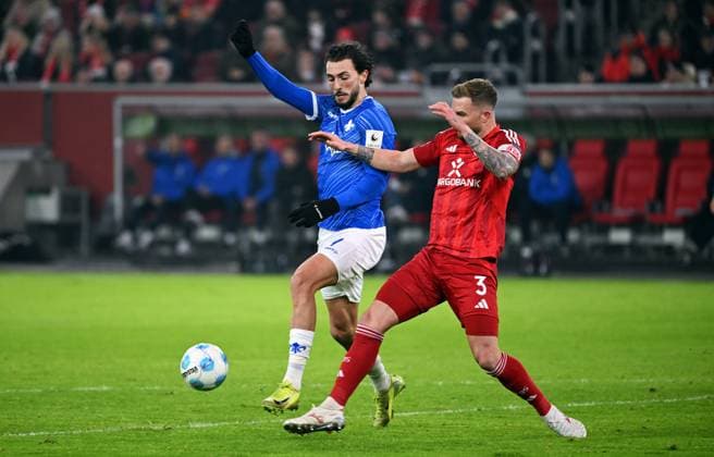 Fussball, 2. Bundesliga, Deutschland, Herren, Saison 2024 2025, 18. Spieltag, Merkur-Spiel-Arena Düsseldorf, Fortuna Düsseldorf - SV Darmstadt 2:2; Fraser Hornby (SVD), Andre Hoffmann (F95). Aktion