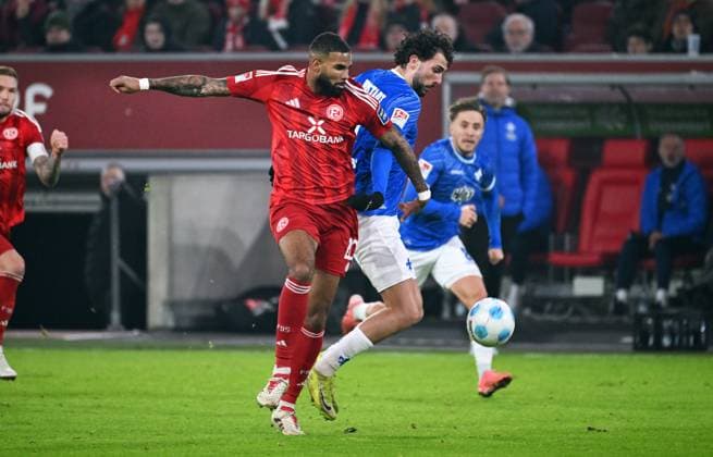 Fussball, 2. Bundesliga, Deutschland, Herren, Saison 2024 2025, 18. Spieltag, Merkur-Spiel-Arena Düsseldorf, Fortuna Düsseldorf - SV Darmstadt 2:2; Jamil Siebert (F95), Fraser Hornby (SVD). Aktion