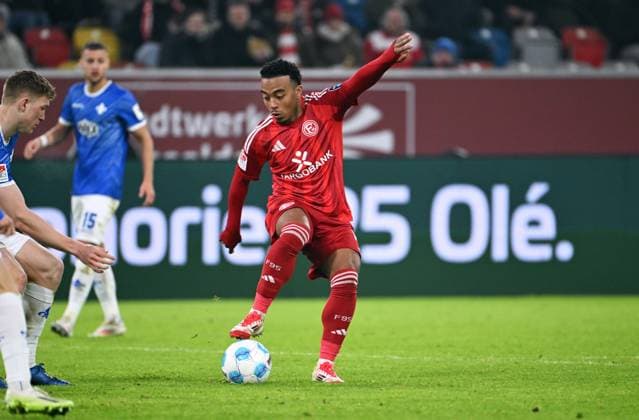Fussball, 2. Bundesliga, Deutschland, Herren, Saison 2024 2025, 18. Spieltag, Merkur-Spiel-Arena Düsseldorf, Fortuna Düsseldorf - SV Darmstadt 2:2; Myron van Brederode (F95). Aktion, Einzelbild.