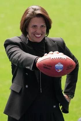 Sport Themen der Woche KW03 Sport Bilder des Tages Pri Shumate, SVP Chief Marketing Officer of Miami Dolphins during the announcement of the designated team of the NFL, American Football Herren, USA Madrid Game 2025. January 17, 2025. (20250117102)
